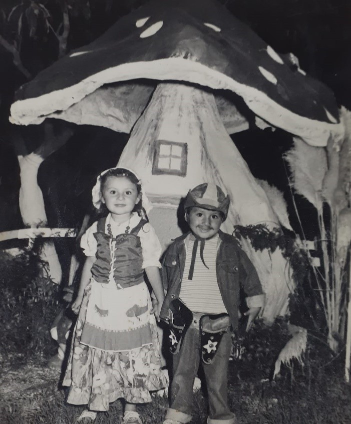 S. junto con su hermana,
disfrazados de holandesa y pistolero en épocas de carnaval en General Belgrano,
c. 1975