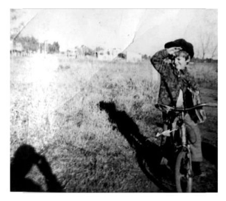 E.
es fotografiado disfrazado de diariero por su papá en las afueras del pueblo,
cerca de la Colonia El Salado (General Belgrano), c. 1975