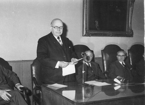 Caillet-Bois disertando en la sede de la ANH, Museo Mitre,
sobre “La usurpación de las
Malvinas”. A su lado Dr. José Noguerol, Subsecretario de Culto del MREyC, y luego, el presidente de la ANH, Ricardo Zorraquin Becú