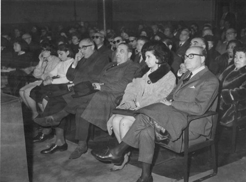 Miembros de la Comisión Nacional de la Recuperación del Patrimonio Nacional,
en compañía de la profesora Cristina Minutolo,
durante la conferencia del profesor Caillet-Bois
sobre “La usurpación de las Malvinas”