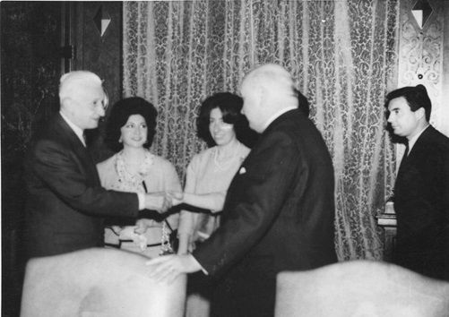  El presidente Arturo Illia junto a Ricardo Caillet-Bois, Olga García y Dora Allende